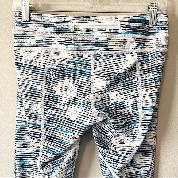 Lululemon Inspire Crop II Leggings Blurry Belle Blue Size 6 Midrise Luxtreme EUC - Picture 6 of 10